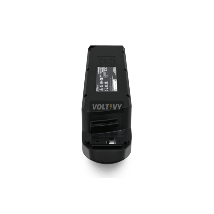 foto van de Shimano BT-E6010 36V 11.6Ah vanaf de voorkant waar je onderkant van de accu kan zien waar stickers op staan met uitleg en waarschuwingen
