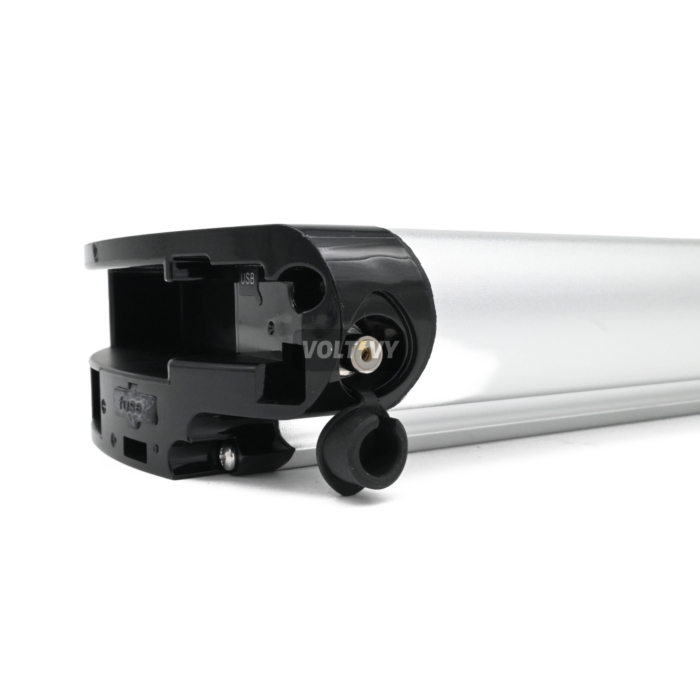 Driekwart aanzicht waarbij de aansluiting van de Phylion XH370-13J Wall-E 37V 14Ah (2-polig) duidelijk zichtbaar is. De foto van deze Phylion accu is vanuit een lagere hoek genomen.