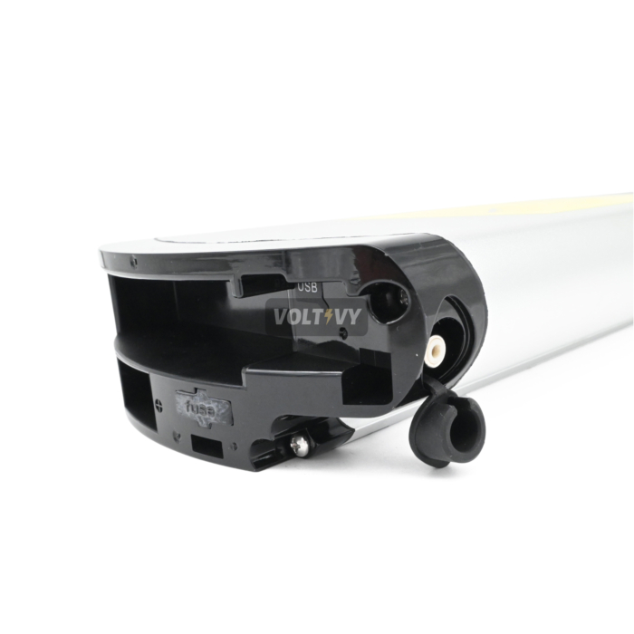 Schuin vooraanzicht van de Phylion XH370-13J Wall-E 37V 14Ah (2-polig). De oplaadpoort en de fietsaansluiting van deze Phylion accu zijn zichtbaar.